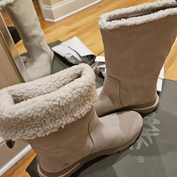 Waterproof Boots - Picture 3 of 5